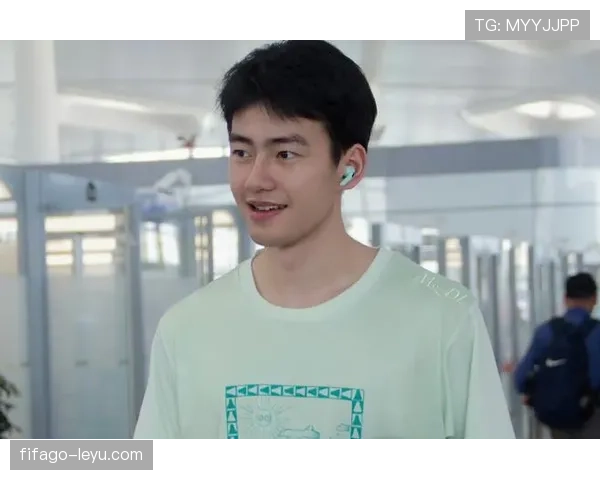 王昶居然敢在训练场带着耳机，就差没开直播唱歌了吧？