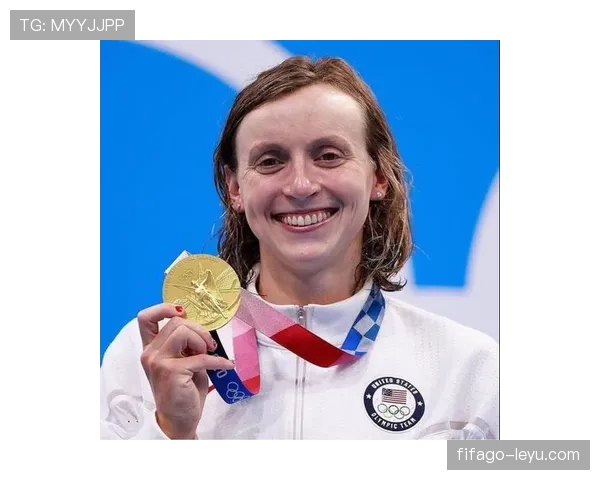 凯蒂·莱德基训练完顺手把泳池水费单撕了